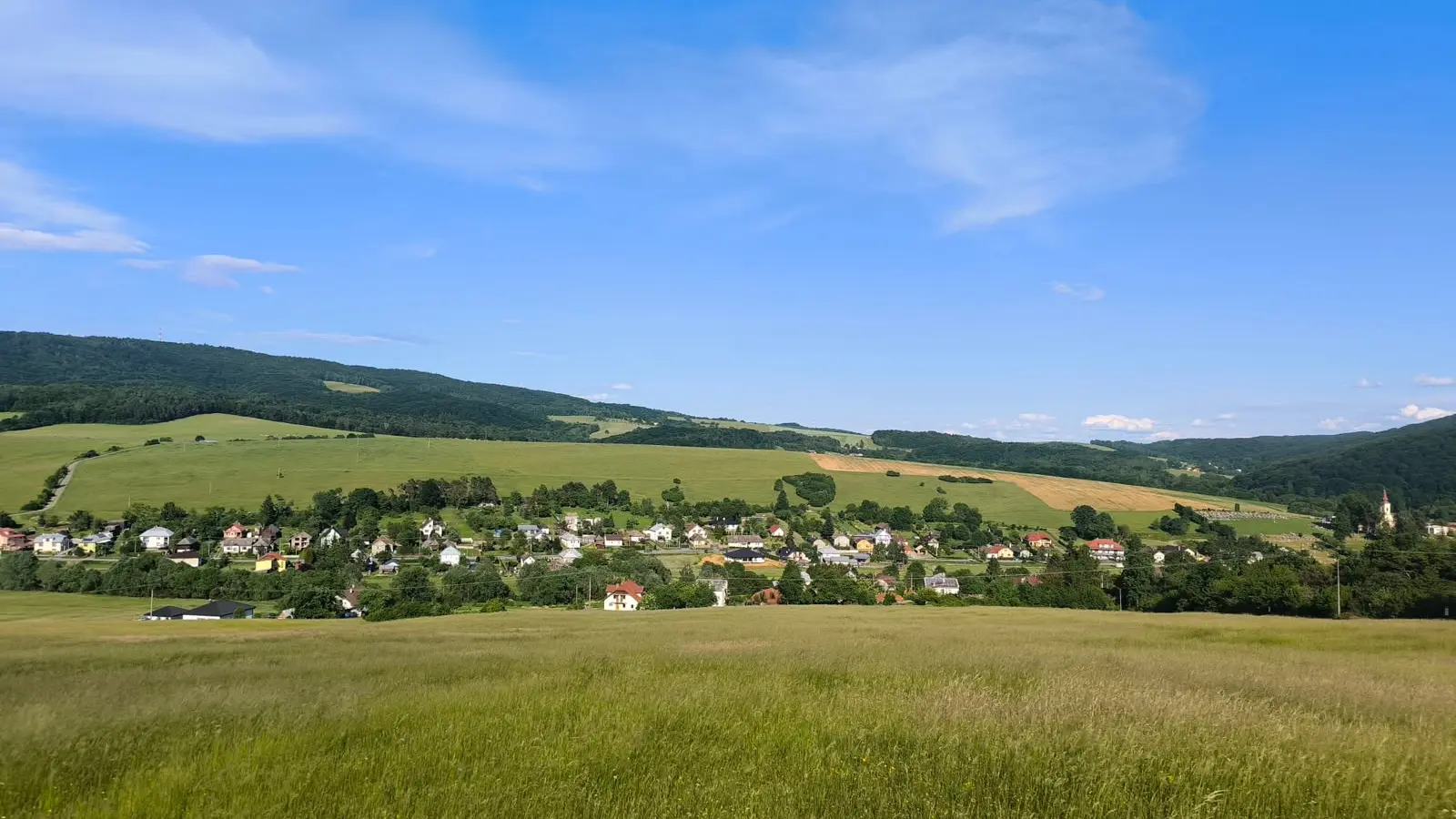 Panoramatický pohľad na obec Radoma a okolité kopce